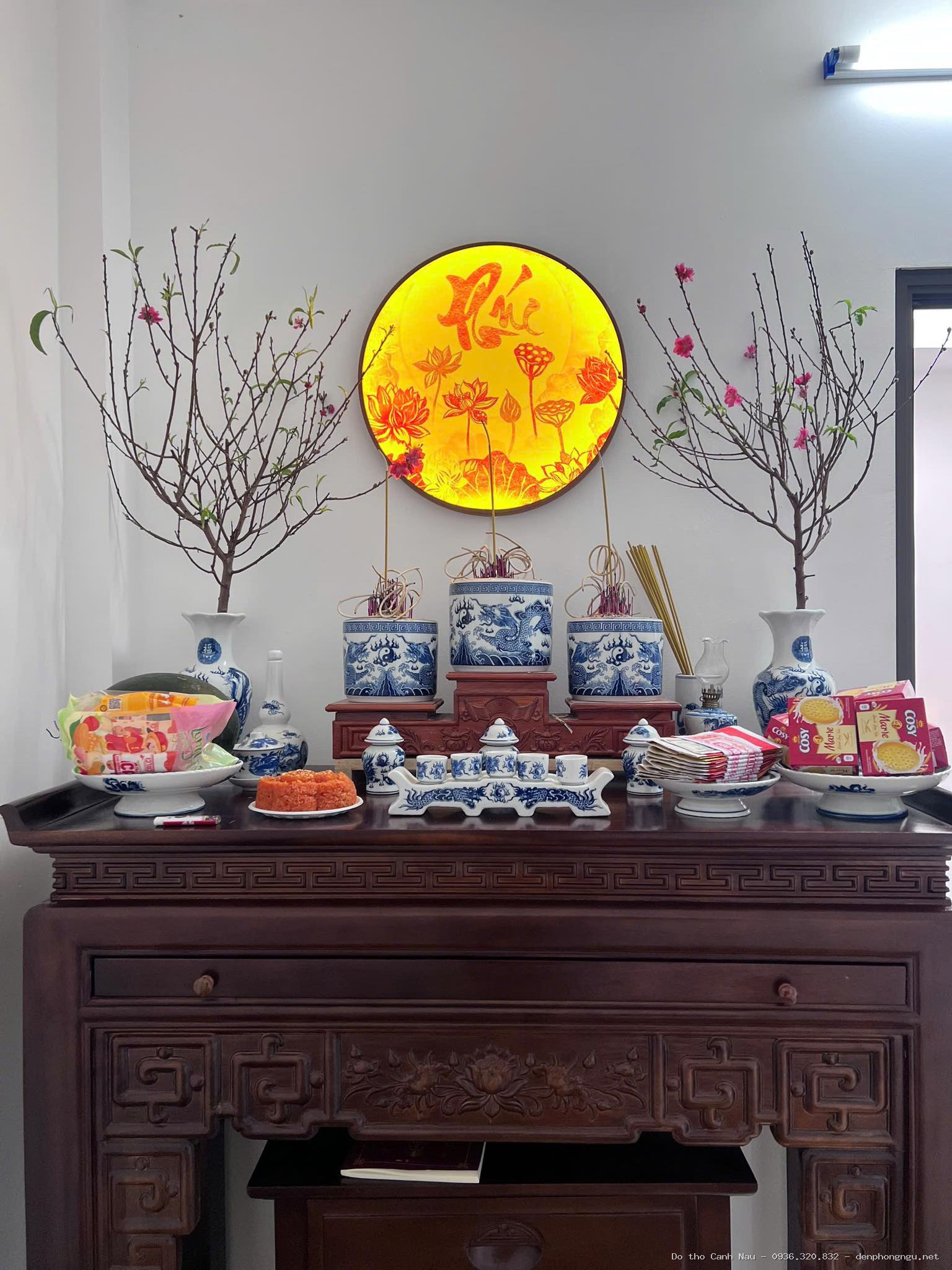 Bàn thờ đứng gỗ sồi màu cánh gián mẫu kim thọ công - Bàn Thờ Chung Cư